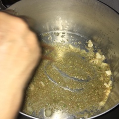 Bắt bếp cho 3 muỗng canh dầu, dầu nóng cho tỏi vào khử, rồi đổ gói gia vị bò kho vào đảo đều sau đó cho hết phần thịt bò đã chuẩn bi vào, từ từ đảo để thịt chín sơ.