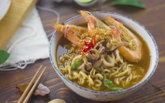 Múc mì ra tô cùng với các loại hải sản, chan thêm nước súp chua cay, rắc lên một ít tỏi phi vàng, cuối cùng vắt một miếng chanh nữa là hoàn tất. Món mì hải sản chua cay đậm đà thơm nức cả gian bếp. Nấu một tô mì rồi xì xụp húp vào những ngày trời mưa lạnh thì còn gì bằng đúng không.