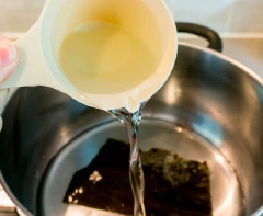Tảo bẹ (Kombu) rửa sạch, bạn cho vào nồi nước, nấu sôi lên, đến khi bong bóng bắt đầu xuất hiện, bạn vớt tảo ra ngoài, cho cá bào vào và nấu sôi ở lửa vừa.