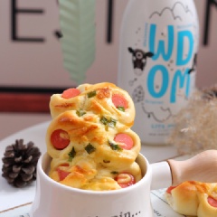 Bánh mì xúc xích nướng hấp dẫn với những chiếc bánh là một tác phẩm minh chứng cho một quá trình tỉ mỉ và trau chuốt mà bạn đã bỏ ra. Với cách biến tấu này chắc chắc sẽ thu hút được sự chú ý của các bé cho xem.