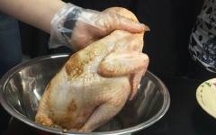 Pha nước ướp bên ngoài gà gà bó xôi ngon: Hòa tan 1 muỗng canh giấm gạo, 1/2 muỗng canh hắc xì dầu, 1 muỗng canh bột năng, khuấy đều. Thoa hỗn hợp này đều lên xung quanh con gà. Thời gian để gia vị thấm vào gà khoảng 1 giờ.