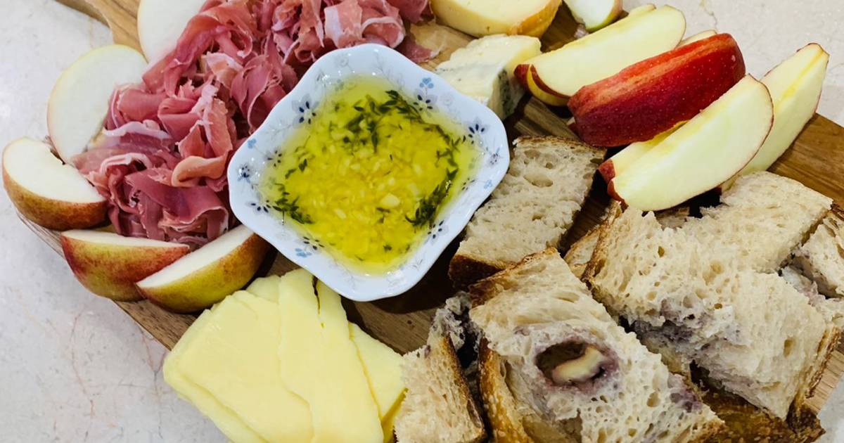 Đĩa phô mai thịt nguội với bánh mì chua và sốt chấm tỏi ô liu
