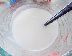 Dừa non thái sợi hơi to. 200ml nước cốt dừa và 30g đường cho vào nồi khuấy tan, bắc lên bếp nấu sôi lăn tăn. Múc 1 muỗng cà phê nước bột năng cho vào hòa chung khuấy đều 1-2 phút là tắt bếp. 800ml Nước lạnh, 100g đường, 2 lá dứa cho vào nồi, bắc lên bếp nấu sôi 5-7 phút cho lá dứa ra mùi thơm.