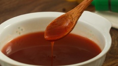 Cắt miếng vuông cạnh 3cm hành tây và ớt chuông. Cắt thơm thành miếng tam giác. Pha sốt chua ngọt với tương cà, giấm, đường, nước lọc, xốt nêm vị heo Knorr. Dùng thìa trộn đều hỗn hợp cho đến khi hòa quyện và đường tan hết.