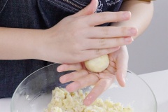 Chia khoai thành các phần bằng nhau, thêm phô mai cheddar vào chính giữa sau đó vo tròn lại.