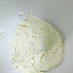 Hoà tan bột trà xanh trong sữa ấm. Đánh tan đường với mascarpone sau đó thêm whipping cream và 1 nửa lượng sữa trà xanh vào. Đánh đến khi đều và hỗn hợp đặc.