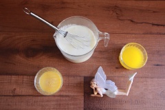 Đun tan chảy 40g bơ. Đánh tan 1 quả trứng gà. Trong một tô lớn, trộn đều hỗn hợp gồm: 230ml sữa béo, bơ đun chảy, trứng gà, dùng phới lòng khuấy cho hỗn hợp được quyện đều.