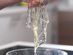 Ngâm gelatine vào nước lạnh cho mềm.