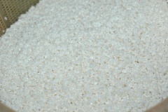 Trộn gạo nếp với 1/2 muỗng canh đường và 1 muỗng cà phê bột ngọt và 1/3 muỗng cà phê muối.