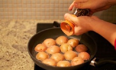 Rắc thêm 1/2 muỗng cà phê muối và 1/2 muỗng cà phê tiêu vào. Sau đó, cho tiếp tỏi băm và rắc thêm ít lá húng tây cắt nhỏ.