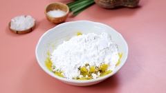 Phần bột bí đỏ: Bí đỏ gọt vỏ, bỏ hột rửa sạch lấy 200g phần thịt bí đem đi hấp. Bí chín lấy ra nghiền nhuyễn lúc còn nóng sẽ dễ hơn. Cho từ từ 200g bột nếp vào bí và nhồi cho đến khi quyện thành khối. Lượng nước có thể thay đổi tùy theo vào bí lúc hấp xong ướt hay khô ráo. Bạn cho bột vào từ từ, thấy bột dẻo và quyện thành khối là đạt. Phần bột lá dứa: Cho 200g bột nếp vào 1 chiếc tô. Thêm 100ml nước sôi trộn đều cho bột kết dính hết vào phần nước. Sau đó thêm vào 70ml nước cốt lá dứa, nhồi đến khi bột quyện thành khối dẻo là được.