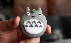 Những ai đã thích mê nhân vật thần rừng Totoro thì sẽ không bỏ qua món macaron này đâu! Bạn đính thêm cho mỗi chiếc bánh một cái lá nhỏ ở giữa đầu nữa nhé! Hay bạn đặt bánh lên chiếc xe buýt mèo ngộ nghĩnh nữa này!