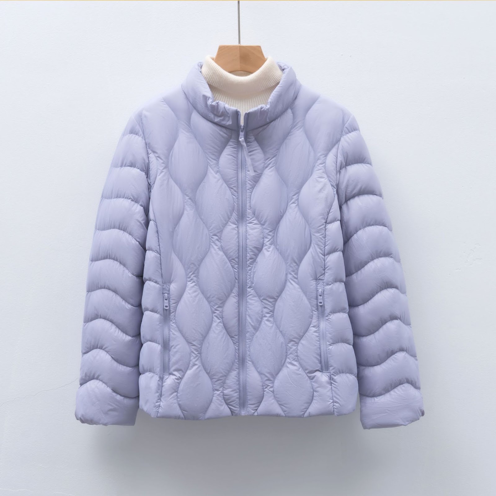 Lightweight women's down jacket with stand-up collar and wave pattern