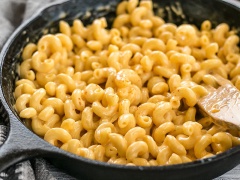 Múc pasta ra dĩa và thưởng thức ngay khi còn nóng. Pasta phô mai béo ngậy khá đơn giản và ngon mà không hề gây ngán đâu nhé, bạn có thể làm ăn để thay đổi chút khẩu vị bữa cơm nha.