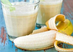 Đổ hỗn hợp sinh tố chuối sữa tươi thơm ngon béo ngậy ra cốc, thêm mật ong vào khuấy đều và thưởng thức ngay nhé. Có cách làm sinh tố chuối sữa tươi này rồi sẽ không còn sợ mập nữa.