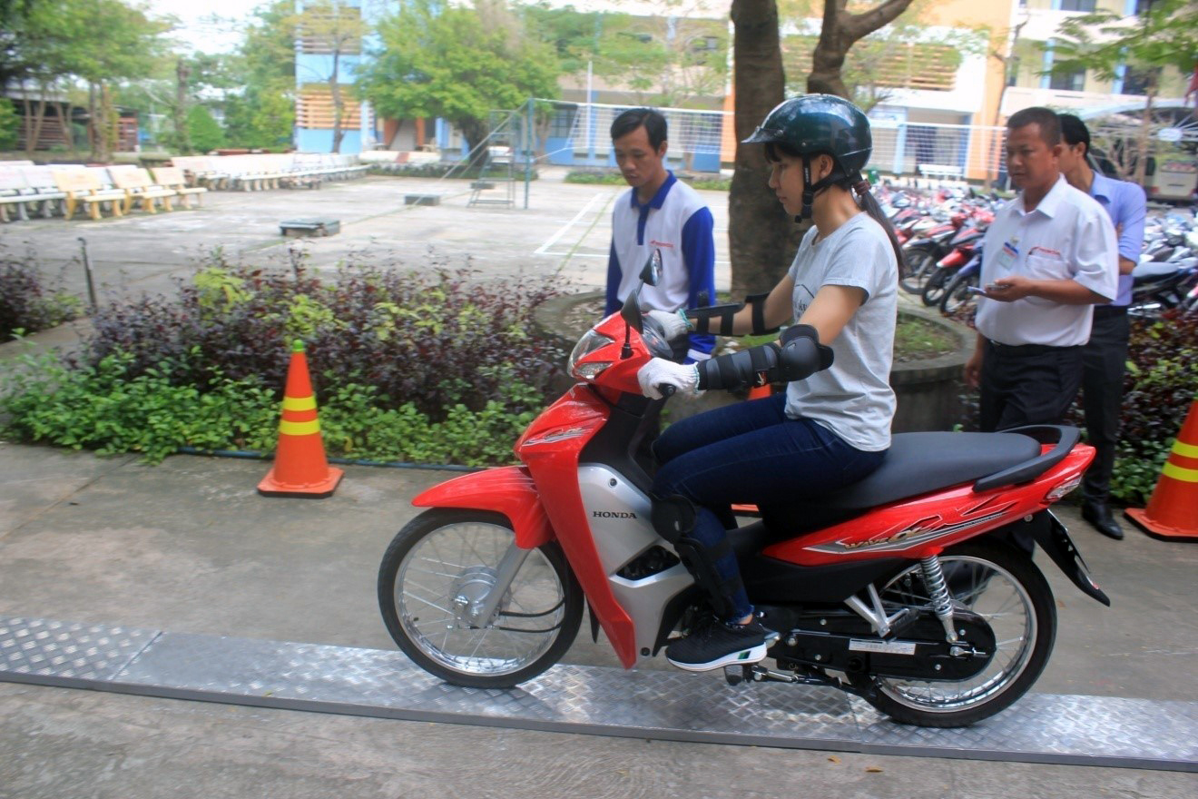 Thực hành lái xe cân bằng trên ván hẹp