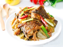 Cá rô phi kho dưa chua với thịt cá bùi thơm, mềm ngọt ngấm đều gia vị cùng dưa cải muối chua giòn sần sật, kích thích vị giác. Thích hợp cho các bữa cơm ngày lạnh.