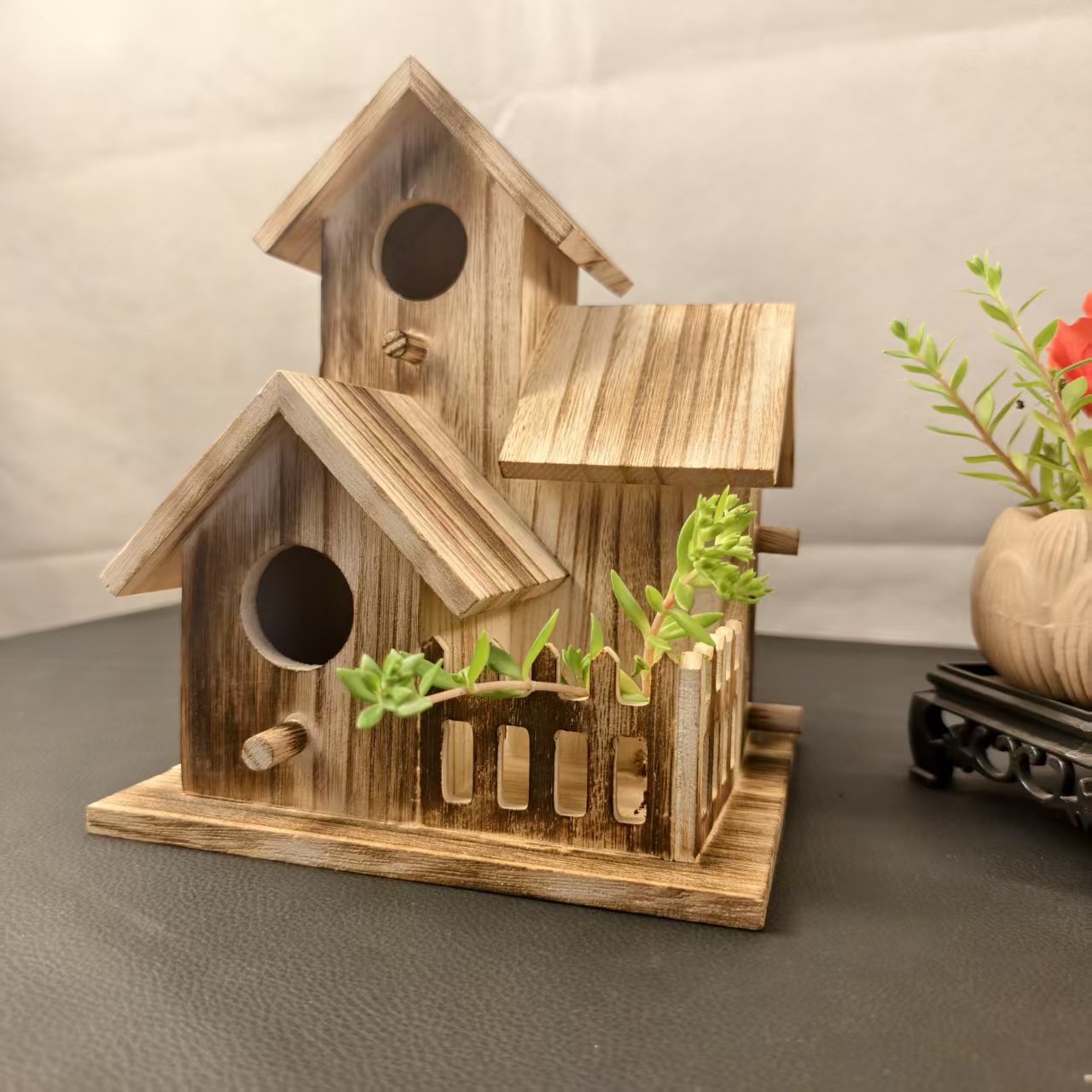 Hängendes Vogelhaus aus Massivholz für den Garten