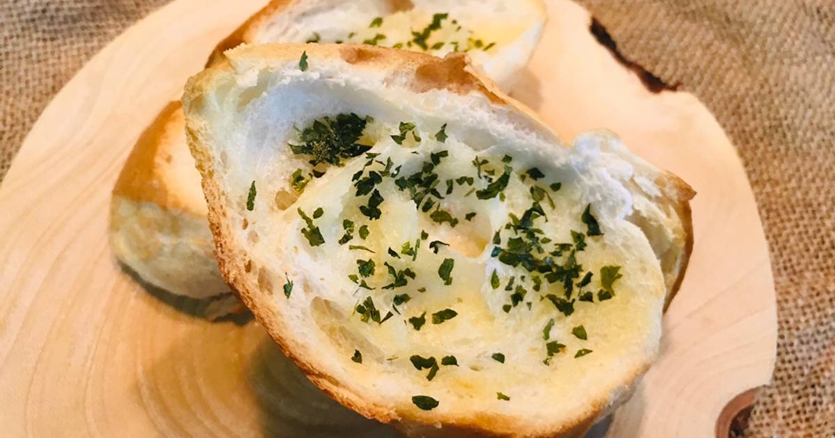 Bánh mỳ nướng với lá thơm