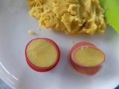 Cho đậu xanh sên nhuyễn vào khuôn rồi ấn, chà láng mặt, sau đó nhẹ nhàng gõ nhẹ để lấy bánh ra là hoàn tất.
