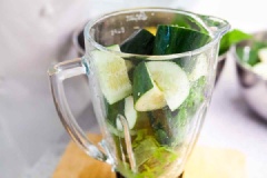 Trước tiên cho chanh vào dụng cụ ép lấy nước. Dưa leo rửa sạch cắt khúc cho dễ xay. Cho dưa leo và lá bạc hà vào máy xay sinh tố, thêm đủ nước để lấp đầy 3/4 của máy xay sinh tố. Giữ nắp máy xay nhuyễn cho đến khi mịn. Tiếp đó cho hỗn hợp lọc qua rây.