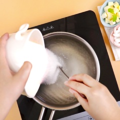 Trộn đều 10gr bột rau câu dẻo với 200gr đường. Sau đó, bắc nồi lên bếp, đổ vào 800ml nước dừa tươi cùng với hỗn hợp bột rau câu, khuấy đều cho tan. Nấu sôi hỗn hợp đến khi tan hoàn toàn rồi tắt bếp.