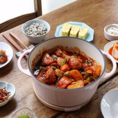Thịt gà kho tương ớt Hàn Quốc có được một màu đỏ sậm đặc trưng của tương ớt. Món ăn cay thơm, kích thích mạnh đến vị giác của bạn. Vừa ăn vừa hít hà rất tuyệt. Món này được dùng cho những bữa cơm ngày lạnh thì rất tuyệt.