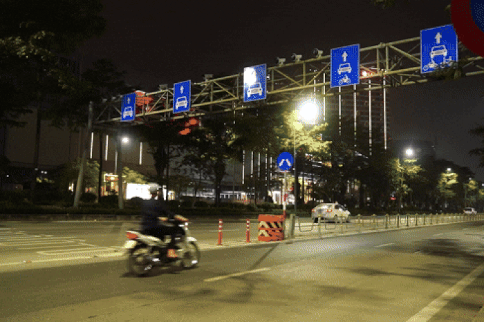 Cận cảnh dàn camera AI 'chớp nháy' ghi hình xuyên đêm tại Hà Nội - Báo Tiền Phong