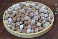 Làm trân châu: cho 90g bột năng, 40g bột cacao và đường nâu vào âu lớn trộn đều, chế 70ml nước sôi già vào khuấy nhanh tay để bột không vón cục. Sau đó dùng tay nhào bột đến khi dẻo dai thì ngưng. Nặn bột thành từng viên trân châu tròn nhỏ bằng nhau.