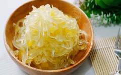 Chờ mứt đu đủ nguội, cho ra đĩa là có thể mang ra mời khách thưởng thức ngay hoặc cho mứt vào hũ đậy nắp kín dùng dần.