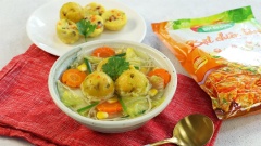Múc súp bánh bạch tuộc ra tô, trang trí với ngò rí và thưởng thức khi còn nóng.