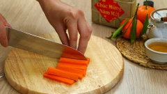 300gr tôm thẻ rửa sạch, sau đó lột vỏ, bỏ đầu, chỉ giữ lại phần thân đến đuôi. 300gr cà rốt bào vỏ rửa sạch, cắt thành que đũa 5cm.