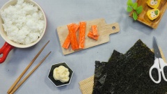 Đầu tiên cắt thanh cua thành những lát nhỏ vừa ăn.Sau đó, cho thanh cua vào bát trộn cùng với mayonnaise.