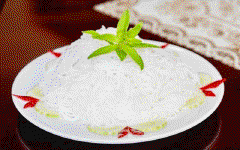 Sợi bún ăn ngon, có độ mềm, dẻo dai, màu trắng muốt như bún bán ở ngoài hàng, không có mầu trắng trong giống sợi bánh canh. Để vài tiếng, bún khô ráo hoàn toàn càng có độ trắng và dẻo ngon hơn nữa, chất lượng lại hoàn toàn đảm bảo.