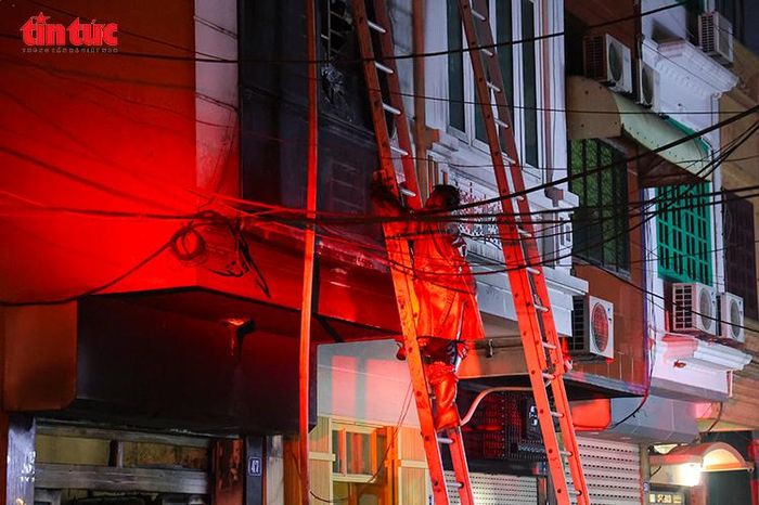 Khống chế kịp thời vụ cháy nhà trong đêm, cứu 5 người mắc kẹt - Báo Tin Tức TTXVN
