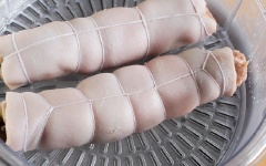 Hấp giò bì hoa trong khoảng 15 - 20 phút. Lấy ra, để nguội rồi cho vào tủ lạnh 1 giờ.