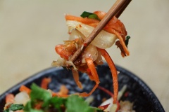 Gỏi tôm khô củ kiệu với cách làm nhanh chóng, mùi vị chua cay mặn ngọt có đủ, sẽ là một món nhắm rất ngon trong dịp tết cổ truyền.