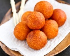 Vớt bánh ra cho lên giấy thấm dầu. Sau đó thưởng thức nhé.
