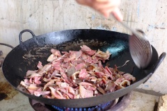 Cho 1 muỗng canh dầu ăn vào chảo đun nóng rồi cho 1/2 phần hành tím băm còn lại vào phi thơm, sau đó cho thịt tai mũi vừa ướp vào xào cùng. Đảo đều tay khi xào và để lửa vừa cho thịt được chín đều, cho thêm nước mắm vào thịt và nêm cho vừa ăn. Nước mắm sẽ làm cho thịt dậy mùi và thơm hơn. Xào trong khoảng 10p đến khi thịt săn lại.