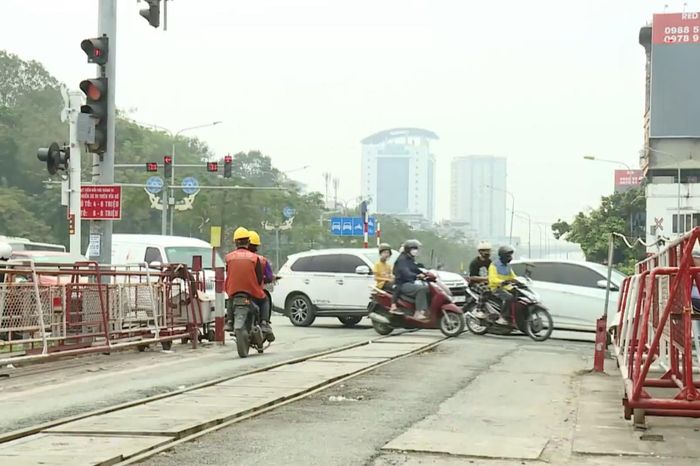 Một ngày có hơn 100 trường hợp vi phạm tại điểm giao cắt đường sắt - Đài Phát thanh và truyền hình Hà Nội