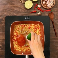 Cho 1 muỗng canh dầu ăn vào chảo, phi thơm 30gr tỏi băm, 20gr ớt băm cho vàng. Sau đó để lửa nhỏ, cho 1 muỗng canh nước mắm, 1.5 muỗng canh đường, 1 muỗng canh tương ớt, 1 muỗng canh nước cốt chanh, khuấy đến khi tan hỗn hợp.
