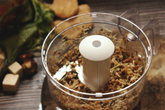 Cho vào máy 5 gram sả băm, tỏi, nấm hương và xay nhuyễn lần thứ nhất. Lần thứ 2 bạn cho thêm sườn non chay, và nêm vào đó 1 muỗng cà phê hạt nêm nấm hương chay Knorr, 1 muỗng cà phê đường và tiêu xay sau đó xay nhuyễn lần 2. Ở lần xay này, bạn giữ máy xay khoảng 2 - 3 phút, lặp lại khoảng 3 lần để hỗn hợp dai hơn.