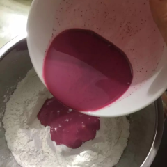 Cách làm bánh bao hấp: Cho bột mì, bột bắp, men, đường vào tô trộn đều. Pha nước củ dền với sữa tươi cho vào tô bột trên, thêm dầu ăn vào trộn đều.