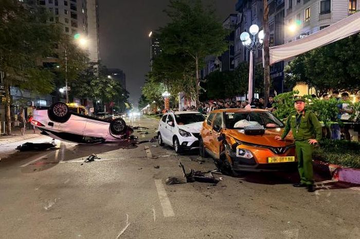 Hiện trường Lexus lật ngửa sau khi tông liên hoàn 5 xe lúc nửa đêm - Báo Công An Nhân Dân