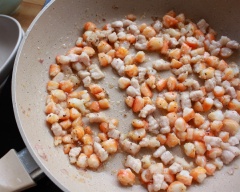 Cho 1 muỗng canh đường, 1 muỗng canh nước mắm, 1/2 muỗng canh hạt nêm, 1/2 muỗng cà phê tiêu vào rồi đảo đều, chờ thịt và tôm chín thì tắt bếp.