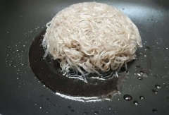 Cách trộn: Cho chảo lên bếp cùng với nước tương, 1 muỗng cafe dầu hào, 1 muỗng cafe hắc xì dầu, 1 muỗng cafe đường, & 1 muỗng cafe hạt nêm rồi nấu với lửa nhỏ để hỗn hợp gia vị được tan (nêm nếm mặn ngọt tùy nhà). Tắt bếp cho 1/2 muỗng canh dầu ăn vào, sau đó để miến vào trộn đều