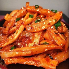 Khi dùng trực tiếp, bạn thêm chút xíu dầu mè và gừng tỏi băm nhuyễn trộn đều. Ngoài ra món này có thể xào cùng thịt heo, thịt bò để ăn cùng cơm trắng, cháo trắng hoặc ăn kèm các món chiên, nướng để chống ngán.Vậy là hoàn thành món củ cải muối giòn hấp dẫn rồi nè!