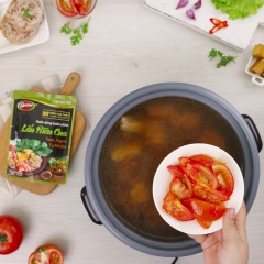 Bắc nồi khác lên bếp, hầm sườn sụn heo với 1,8 lít nước trong 30 phút. Tiếp đến, cho 1 gói Nước dùng hoàn chỉnh Barona Lẩu riêu cua vào, bạn có thể nêm thêm giấm bỗng hoặc nước me để vị chua kích thích vị giác, cho tiếp hỗn hợp cà chua đã xào nấu sôi là hoàn thành nồi lẩu ngon chuẩn vị không cần nêm nếm.