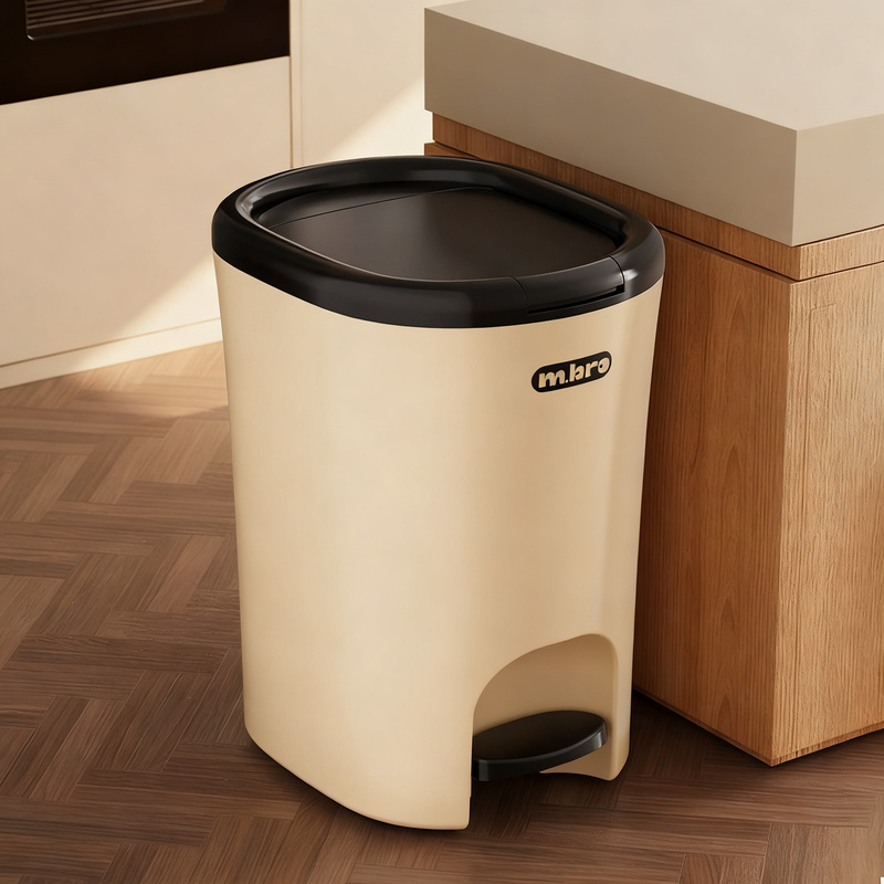 Plastic bin with foot pedal and lid