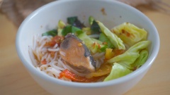 Cách ăn cá ngừ kho thơm có 2 kiểu, thứ nhất là múc vào tô một ít tỏi ớt băm, sau đó múc nước kho vào khuấy lên, cuối cùng gắp thơm và cá ngừ kho vào là hoàn chỉnh tô cá kho thơm thức mũi, dọn ra bàn ăn cùng với các món ăn gia đình khác, ăn đến đâu gắp đến đó, vừa ăn cả nhà vừa trò chuyện quây quần. Cách thứ hai đơn giản hơn là cho bún và rau sống vào tô sẵn rồi chan nước kho cùng cá kho vào, cứ thế trộn đều lên và ăn thôi. Cách ăn nào cũng có nét hay, cũng ngon lành và chất phát đúng kiểu miền Trung.